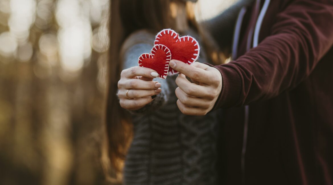 Cose divertenti da fare in coppia 1 close up couple holding little hearts