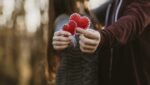 Cose divertenti da fare in coppia 9 close up couple holding little hearts